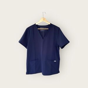 FIGS Casma Three Pocket Scrub Top in Navy, size L